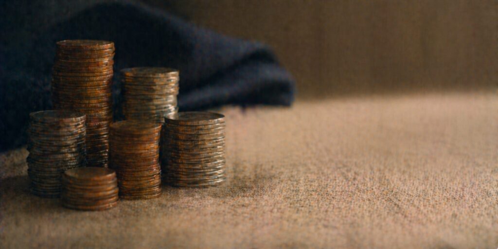フリーランス医師になって手元に残るお金が増えた様子を表す、布の上に積み上げられた銅貨の山